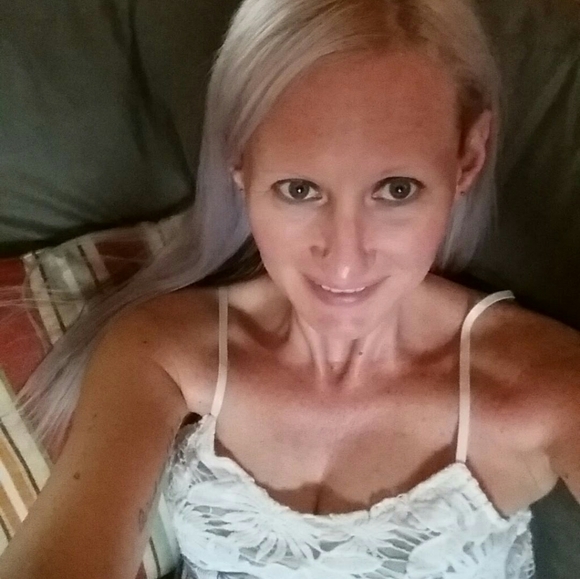 Meet your Posher, Stephanie - Picture 2 of 2